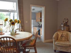 eine Küche und ein Esszimmer mit Tisch und Stühlen in der Unterkunft Albion Cottage in Pakefield