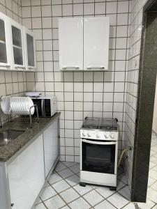 Kuchyň nebo kuchyňský kout v ubytování Apartamento a 350 m das praias de Areia Preta e das Castanheiras com dois quartos e duas varandas TV Wi-Fi dois elevadores sol da manhã garagem cozinha completa com airfryer micro-ondas sanduicheira e chaleira elétrica próximo a bancos mercados restaurant