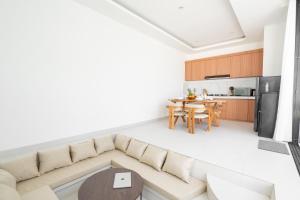 a living room with a couch and a table at Ruana Villa Pererenan in Munggu