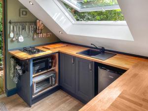 Η κουζίνα ή μικρή κουζίνα στο The Woodland Loft