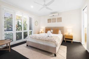 Ένα ή περισσότερα κρεβάτια σε δωμάτιο στο Luxury Beach House with Pool, Firepit, Kayaks +20 φωτογραφίες