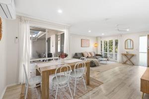 BuddinaにあるLuxury Beach House with Pool, Firepit, Kayaksのギャラリーの写真