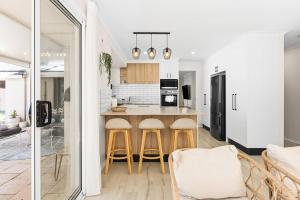 BuddinaにあるLuxury Beach House with Pool, Firepit, Kayaksのギャラリーの写真