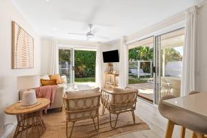 Μια τηλεόραση ή/και κέντρο ψυχαγωγίας στο Luxury Beach House with Pool, Firepit, Kayaks