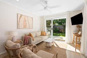 Χώρος καθιστικού στο Luxury Beach House with Pool, Firepit, Kayaks