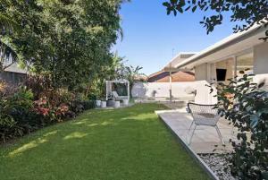 Κήπος έξω από το Luxury Beach House with Pool, Firepit, Kayaks