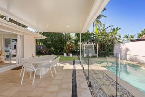 Πισίνα στο ή κοντά στο Luxury Beach House with Pool, Firepit, Kayaks