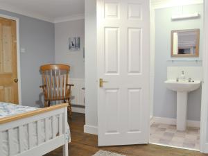 baño con puerta blanca y lavamanos en Chestney House, en Hunstanton