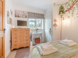 Postel nebo postele na pokoji v ubytování Florence Cottage + 11 fotografií