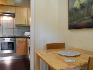 Η κουζίνα ή μικρή κουζίνα στο Flat 2 - Uk50225