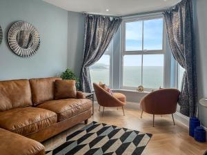 Posezení v ubytování Sea Front Hideaway