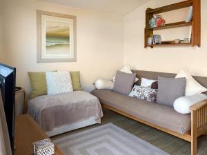 ein Wohnzimmer mit Sofa und Fernseher in der Unterkunft Seven Bays Retreat in Padstow