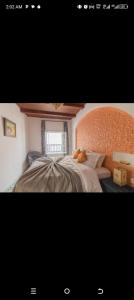 ein Schlafzimmer mit einem Bett, auf dem ein Teddybär liegt in der Unterkunft Riad Spa Medina Souks in Marrakesch