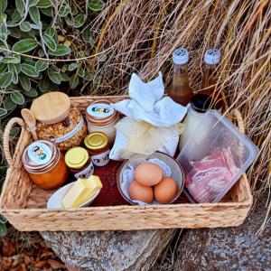 Burn Cottage Retreat في كرومويل: سلة مليئة بالطعام والمشروبات والبيض +24 صورة