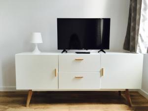 Televízia a/alebo spoločenská miestnosť v ubytovaní Apartamenty przy Gimnazjalnej
