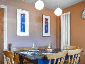 Un comedor con mesa y sillas en Bow Cottage, en Bourton on the Water
