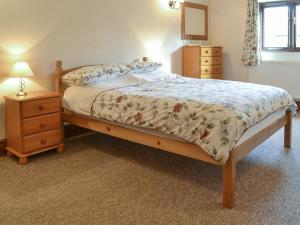 a bedroom with a bed and a nightstand and a bed sidx sidx sidx sidx at Baileys Barn - Ukc3738 in Bawdeswell +11 photos