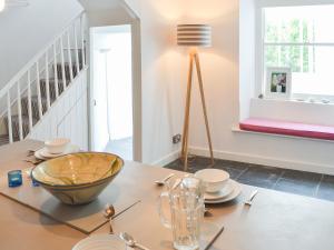 een eetkamer met een tafel met een kom erop bij 33 Chapel Street in Penzance
