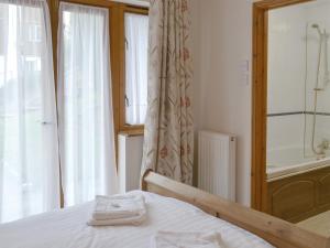 una camera con letto, vasca e doccia di Eagles Nest a St Mellion Altre 9 foto