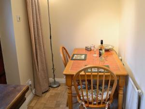 een eettafel met 2 stoelen en een lamp bij Rose Cottage in Cheriton Bishop