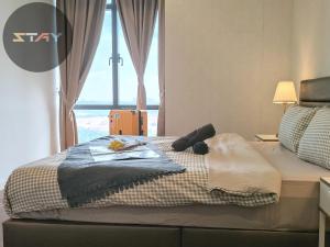 - un lit avec un ours en peluche dans une chambre dans l'établissement Grand Medini Couple Stylish Netflix 100mbps BySTAY, à Nusajaya 40 autres photos