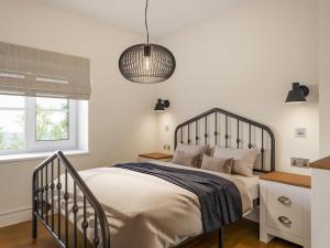 En eller flere senge i et værelse på Monty's Cottage - Uk49812