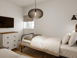 En eller flere senge i et værelse på Monty's Cottage - Uk49812