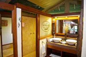 Samburu Intrepids Tented Camp的一间浴室
