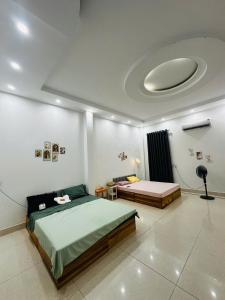 En eller flere senge i et værelse på Chill Homestay Đồng Hới