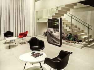 インペラトリズにあるibis Imperatrizのリビングルーム(椅子、階段付)