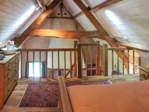 Cette chambre mansardée est dotée de poutres apparentes et d'un escalier. dans l'établissement Thatched Cottage - Uk50261, à Llandeilo 4 autres photos