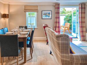 Rye Cottage في هلمسلي: غرفة طعام بها طاولة وكراسي