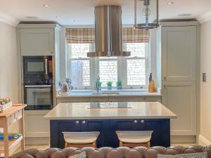 Rye Cottage في هلمسلي: مطبخ مع جزيرة كبيرة مع كونتر توب