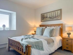 une chambre avec un lit et deux lampes et une fenêtre dans l'établissement Tosside Fold Cottage, à Tosside 9 autres photos