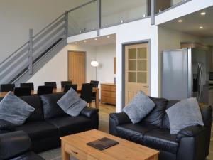 ein Wohnzimmer mit Sofa und Tisch in der Unterkunft Heartwell Cottage in Wolsingham