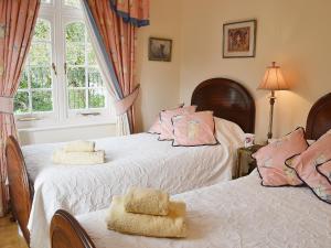 Un dormitorio con dos camas con toallas encima. en Luppincott Chambers - Hpps, en Bideford