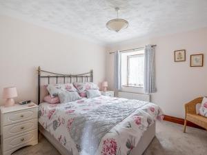 En eller flere senge i et værelse på Barn Cottage - Uk49959