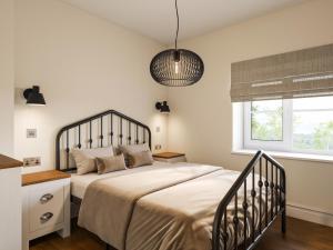 En eller flere senge i et værelse på Huxley's Cottage - Uk49813