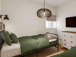 En eller flere senge i et værelse på Huxley's Cottage - Uk49813