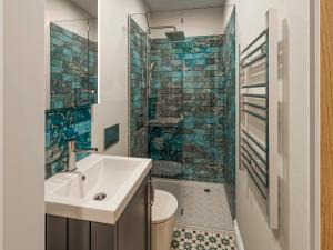 Et badeværelse på Huxley's Cottage - Uk49813