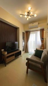 TV a/nebo společenská místnost v ubytování 209 Serenity Condo Avida Atria Iloilo Tower 3