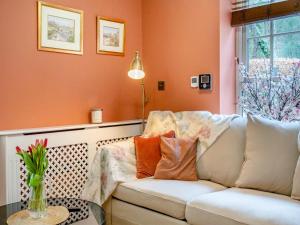 ein Wohnzimmer mit Sofa und Tisch in der Unterkunft Cottage - Uk48472 in Lintz Green