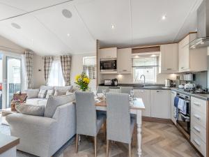 Køkken eller tekøkken på Azure View