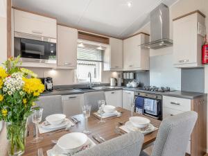 Køkken eller tekøkken på Azure View