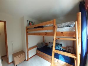 - deux lits superposés dans une chambre dans l'établissement Appartement 2 pièces proche télécabine, 4 personnes, parking gratuit - FR-1-561-145, à Valfréjus