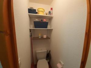 Elle comprend une petite salle de bains pourvue de toilettes et d'étagères. dans l'établissement Appartement 2 pièces proche télécabine, 4 personnes, parking gratuit - FR-1-561-145, à Valfréjus 6 autres photos