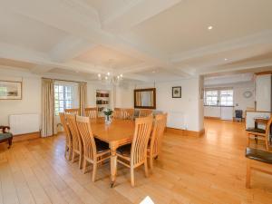 una sala da pranzo con tavolo e sedie in legno di Winton Cottage - Uk50380 a Pencaitland