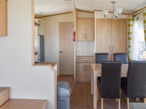 Køkken eller tekøkken på Seaview Two - Uk50166