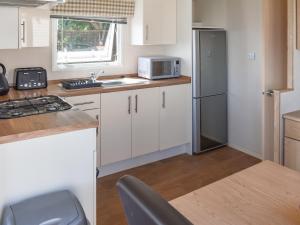 Køkken eller tekøkken på Seaview Two - Uk50166