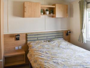 En eller flere senge i et værelse på Seaview Two - Uk50166 + 8 billeder